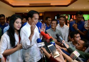 Nonton Dilan di Akhir Pekan, Presiden Rindu Berat Pada Ibu Negara