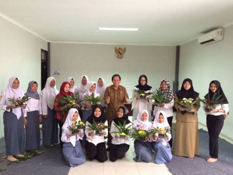 Puluhan Peserta Antusias Dalam Pelatihan Merangkai Bunga di Purwakarta