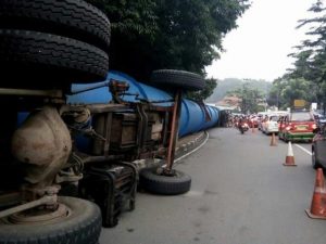 Truk Bermuatan Pipa Raksasa Terguling di Purwakarta