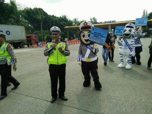 Satlantas Polres Purwakarta Bagi-bagi e-Toll Gratis