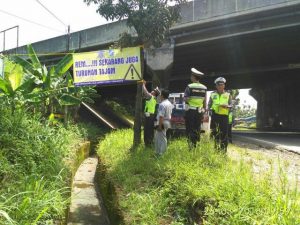Polres Purwakarta dan Jasa Raharja Pasang Peringatan Bahaya Laka Lantas