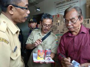 Aparat Gabungan Sidak Ikan Kemasan  Diduga Bercacing di Purwakarta