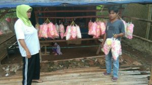 Bermodal Rp300 Ribu, Janda Lansia di Subang Hidupi Tiga Anak dengan Jualan Kerupuk
