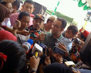 Gubernur DKI Gendong Bayi Bernama Muhammad Anies Sandi