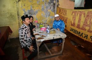 Dedi Mulyadi dan Ustad Solmed Buka Bersama di Warung Sate Pinggir Jalan Bekasi