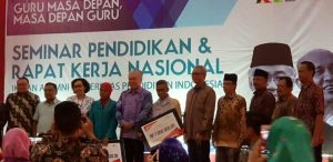 Guru Asal Purwakarta Raih Penghargaan IKA UPI Awards