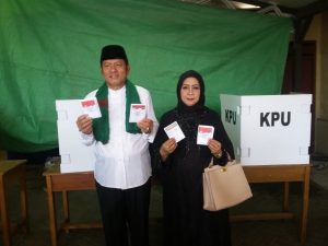 Didampingi Istri Padil Karsoma Optimis Menang Nyoblos di TPS 2
