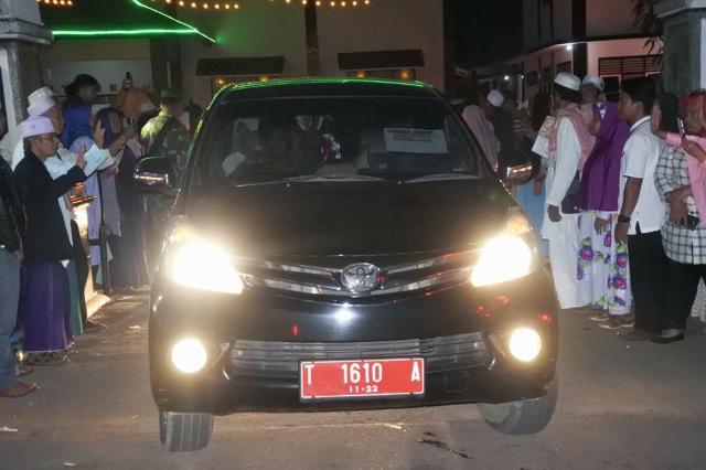 Mobil Plat Merah Antarkan Calon Jamaah Haji di Purwakarta