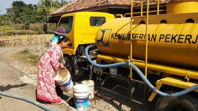 Pemkab Purwakarta Kirim Air Bersih Bantu Wilayah Kekeringan