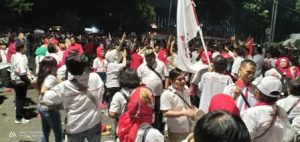 Dapat Nomor Satu Ribuan Relawan Bersorak-sorai