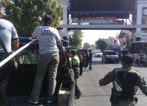 Satpol-PP Purwakarta Tertibkan Baligo dan Spanduk Bacaleg