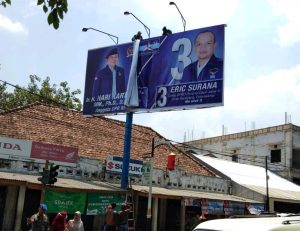 Bawaslu Purwakarta Tertibkan APK Caleg Partai Demokrat