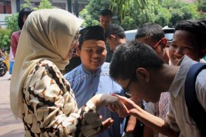 Meskipun Sibuk Bekerja, Bupati Anne Sempatkan Ambil Raport Anaknya