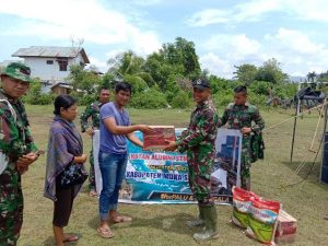 Yonzipur-8/Smg Serahkan Bantuan Makanan Bagi Masyarakat Desa Lolu