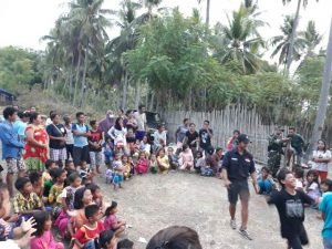 Relawan dan Satgas Yonarmed Lakukan Trauma Healing