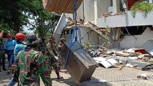Anggota TNI Temukan Brankas Berisi Ijazah dan Uang Tunai Dibawah Reruntuhan