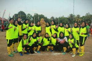 Bupati Anne Tonton Sang Suami bermain bola, Sembari Tampung Keluhan Warga