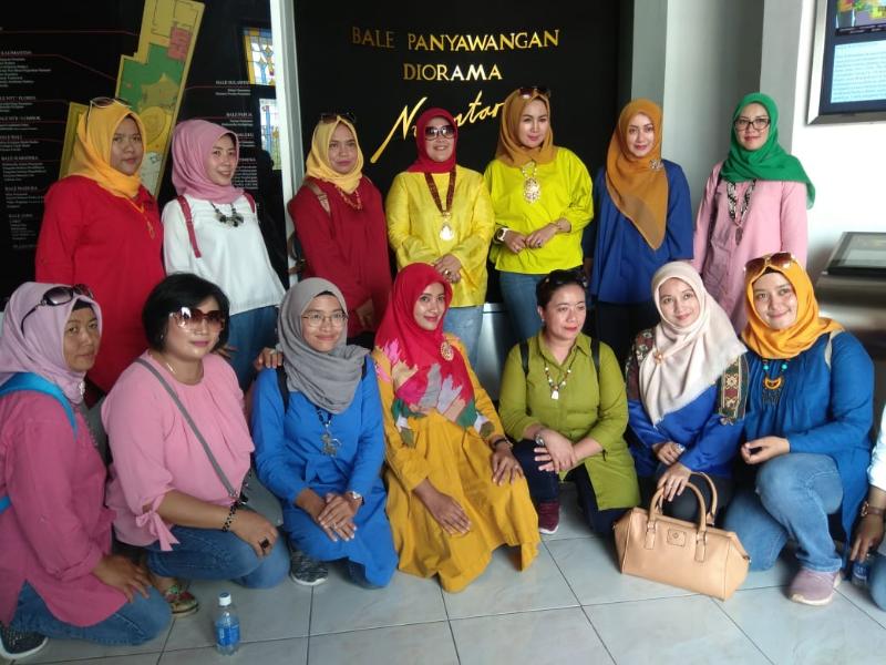 Keceriaan Istri-istri TNI Kunjungi Diorama Tatar Sunda dan Nusantara di Purwakarta