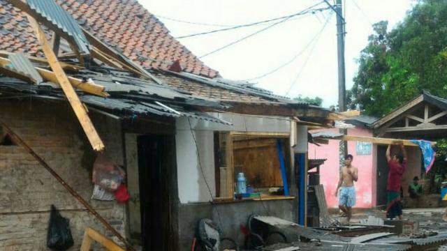 Diterpa Angin Puting Beliung, 5 Rumah Warga Rusak di Pabuaran Subang