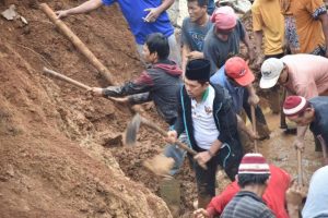 Dedi Mulyadi Ikut ‘Bobolokot’ Evakuasi Korban Tanah Longsor di Purwakarta