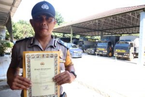 Penghargaan Aiptu Ono Kartono Bhabinkamtibmas Paling Rajin di Purwakarta
