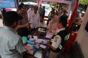Polres Purwakarta Tes Urine Puluhan Sopir Bus dan Truk