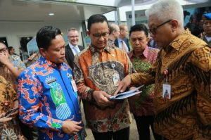 Anies Akan Tebang Reklame Tak Berijin
