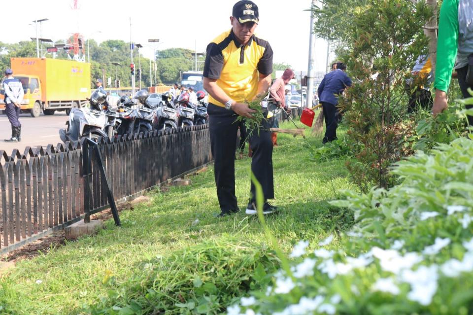Jumsih di Jumat Ketiga Bulan Desember, Wabup Purwakarta Bersihkan Jalan Bungursari