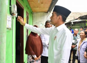 Presiden Tinjau Langsung Program Penyambungan Listrik Gratis