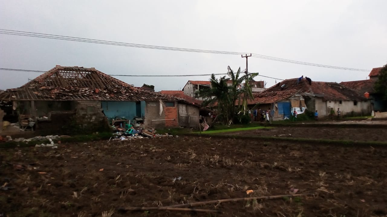 Camat Plered Bantu Perbaiki Rumah Terdampak Puting Beliung