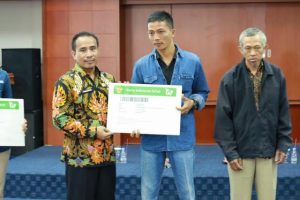 Disdik Purwakarta Serahkan Kartu BPJS  Guru Honorer dan Penjaga Sekolah