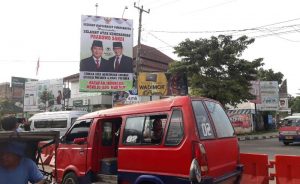 Baliho Ucapan Prabowo Menang Terpampang di Pasar Rebo Purwakarta