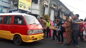 Kapolres Purwakarta Turun ke Jalan Bagikan Takjil