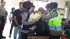TNI Polri di Purwakarta Periksa Penumpang KA yang Hendak ke Jakarta