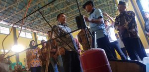 Guru SDN Karoya I Tegalwaru Berhasil Ciptakan Alat Penyuling Sampah Plastik