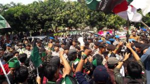 Pelantikan Anggota DPRD Purwakarta Diwarnai Unjuk Rasa