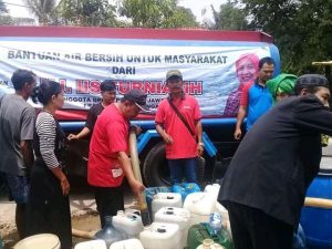 Iis Bagikan Air Bersih di Plered