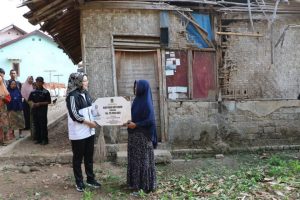 Haru Ibu Paruh Baya Yang Dibantu Perbaikan Rutilahu Oleh Bupati Anne