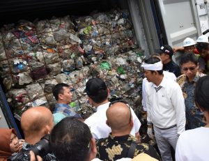 Sidak, Komisi IV DPR Temukan 1015 Kontainer Berisi Sampah Impor