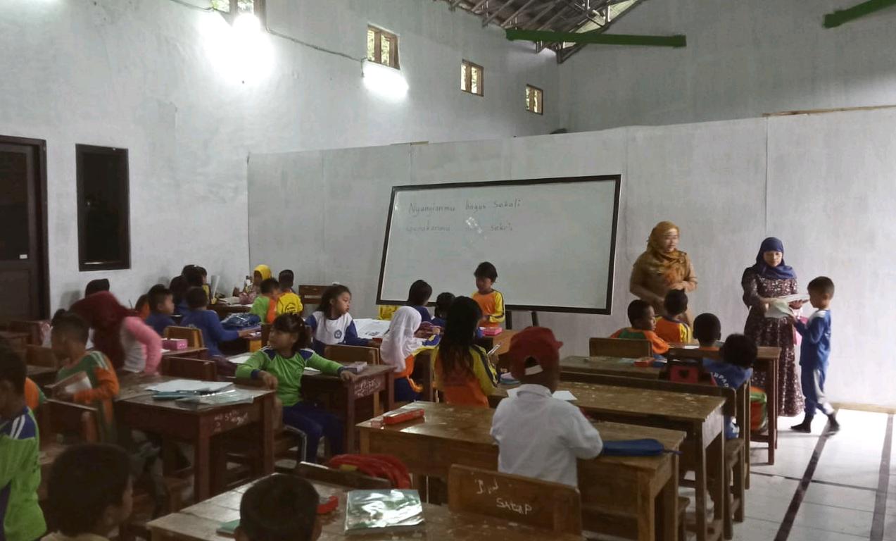 Ratusan Murid SDN 1 Malangnengah Belajar di Kantor Desa