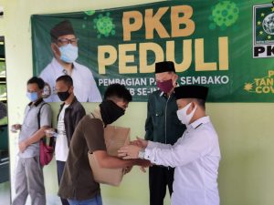 Jelang PSBB Parsial, PKB Purwakarta Bagikan 1000 Paket Sembako