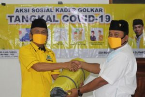 Gerakan Peduli Tetangga, Kader Golkar KBB Blusukan Bagikan Sembako