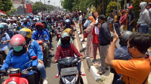 Aksi Buruh Jadi Tontonan Warga di Purwakarta