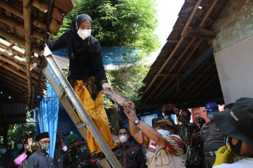 Bupati Purwakarta Serahkan Bantuan Rehabilitasi Rumah Guru Honorer