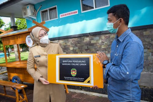 Pemkab Purwakarta Bagikan Puluhan Gerobak Angkringan