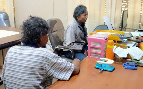 Dua Warga Kurang Mampu Datangi Kantor DPRD Purwakarta