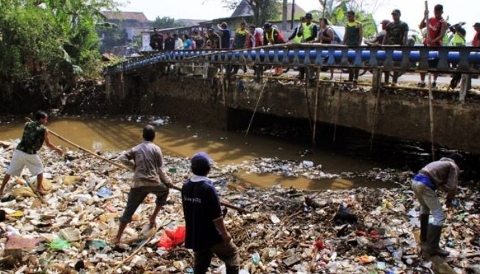 Satgas Citarum Harum Sektor 22-Pemkot Bandung Bersihkan Sampah di Curug Adun Babakan