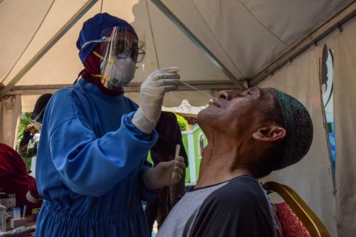 Pengelola Wisata di Purwakarta Lakukan Swab Antigen Pengunjung
