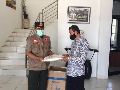 PGRI Purwakarta Serahkan APD ke Satgas Covid-19
