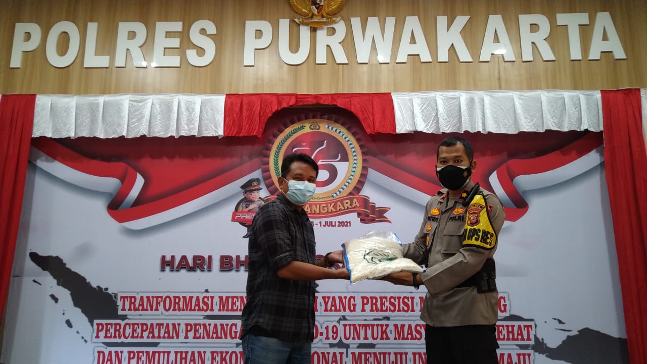 Polres Purwakarta Menyerahkan Bantuan Sembako untuk Wartawan